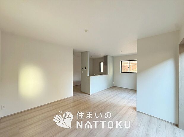 現地写真（リビング）
フローリング材には、木目、色調など木材特有の風合いがあり、ナチュラルな美しさになっています。
