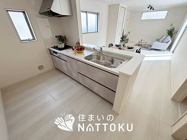 現地写真（キッチン）
収納たっぷりのシステムキッチン、浄水器付水栓を標準装備しています。

