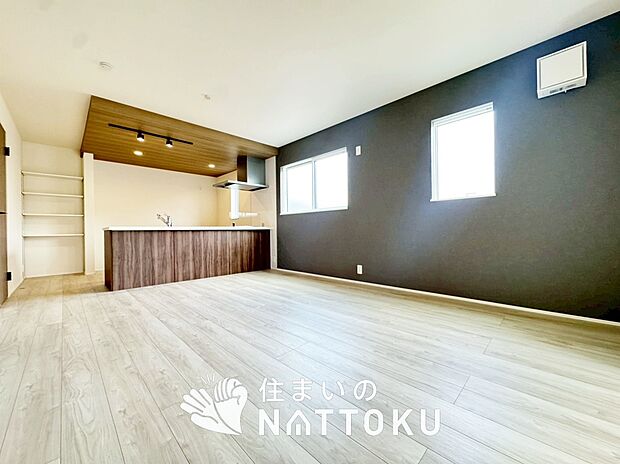 現地写真（リビング）
フローリング材には、木目、色調など木材特有の風合いがあり、ナチュラルな美しさになっています。
