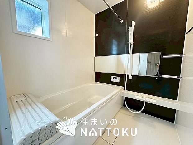 浴室暖房乾燥機付き。１坪タイプで広々です。