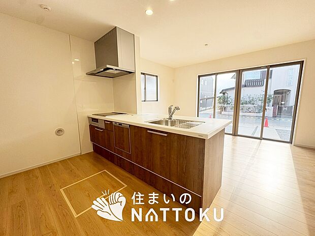 現地写真（キッチン）
収納たっぷりのシステムキッチン、浄水器付水栓を標準装備しています。

