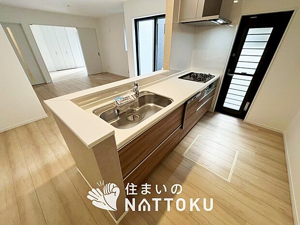 現地写真（キッチン）
収納たっぷりのシステムキッチン、浄水器付水栓を標準装備しています。

