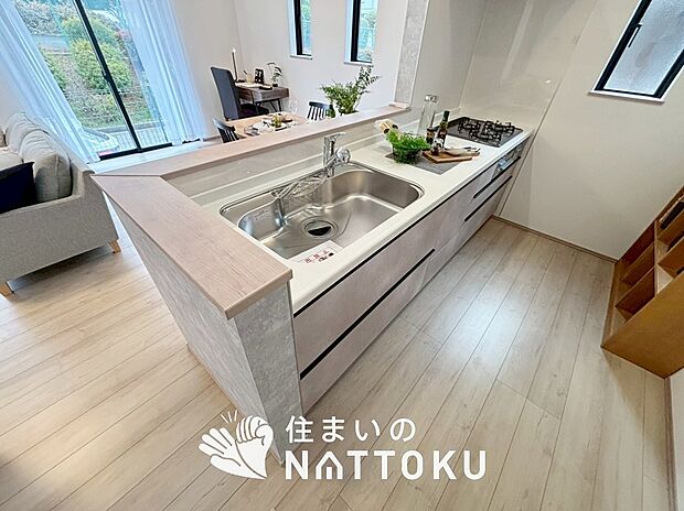 現地写真（キッチン）
収納たっぷりのシステムキッチン、浄水器付水栓を標準装備しています。

