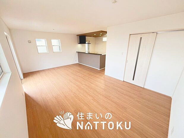 現地写真（リビング）
フローリング材には、木目、色調など木材特有の風合いがあり、ナチュラルな美しさになっています。

