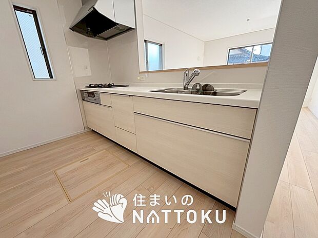 現地写真(キッチン)
収納たっぷりのシステムキッチン、浄水器付水栓を標準装備しています。