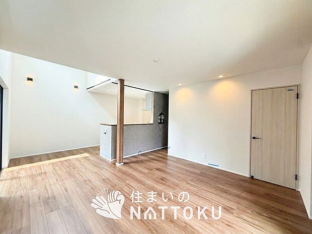 現地写真(リビング)
フローリング材には、木目、色調など木材特有の風合いがあり、ナチュラルな美しさになっています。