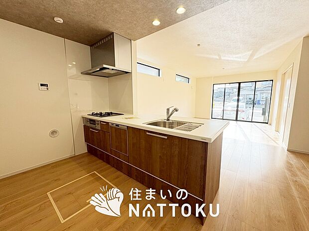 現地写真(キッチン)
収納たっぷりのシステムキッチン、浄水器付水栓を標準装備しています。