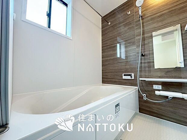 現地写真(キッチン)
収納たっぷりのシステムキッチン、浄水器付水栓を標準装備しています。
現地写真(浴室)
浴室暖房乾燥機付き。1坪タイプで広々です。