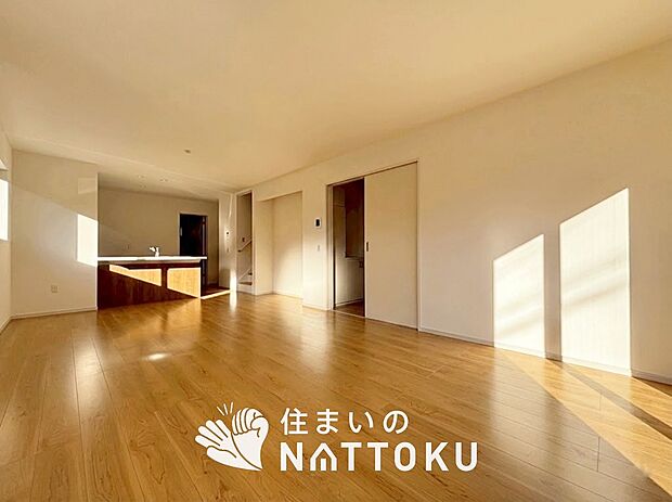 現地写真(リビング)
フローリング材には、木目、色調など木材特有の風合いがあり、ナチュラルな美しさになっています。