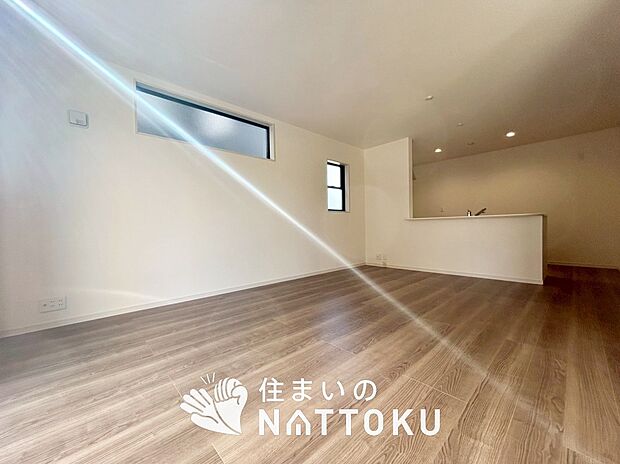 現地写真(リビング)
フローリング材には、木目、色調など木材特有の風合いがあり、ナチュラルな美しさになっています。