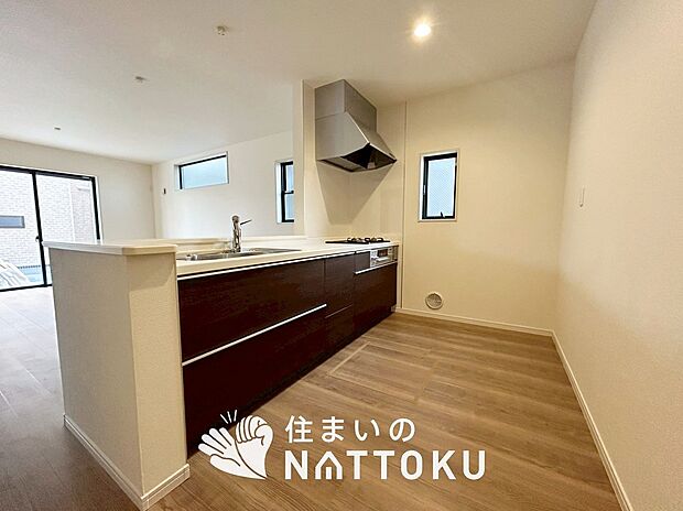 現地写真(キッチン)
収納たっぷりのシステムキッチン、浄水器付水栓を標準装備しています。