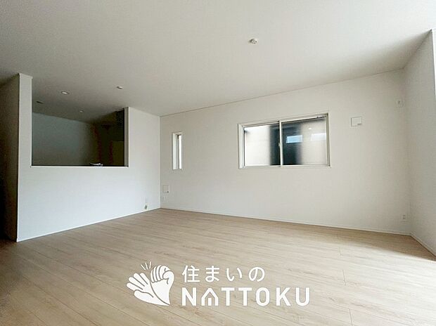 現地写真(リビング)
フローリング材には、木目、色調など木材特有の風合いがあり、ナチュラルな美しさになっています。