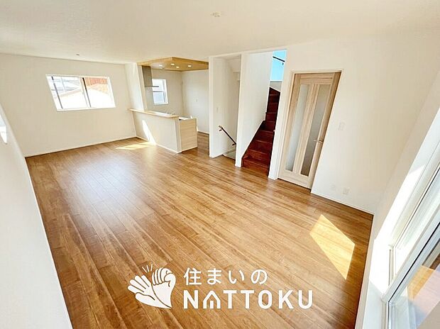 現地写真(リビング)
フローリング材には、木目、色調など木材特有の風合いがあり、ナチュラルな美しさになっています。