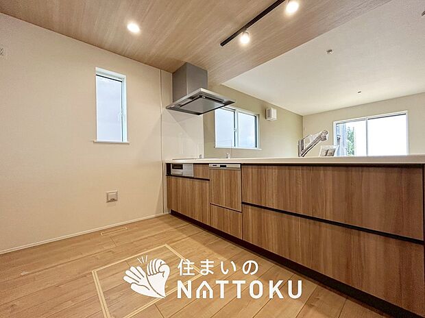 現地写真(キッチン)
収納たっぷりのシステムキッチン、浄水器付水栓を標準装備しています。