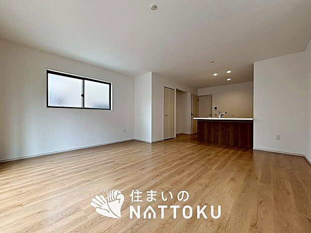 現地写真（リビング）
フローリング材には、木目、色調など木材特有の風合いがあり、ナチュラルな美しさになっています。
