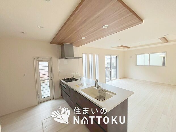 現地写真（キッチン）
収納たっぷりのシステムキッチン、浄水器付水栓を標準装備しています。
