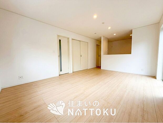 現地写真(リビング)
フローリング材には、木目、色調など木材特有の風合いがあり、ナチュラルな美しさになっています。