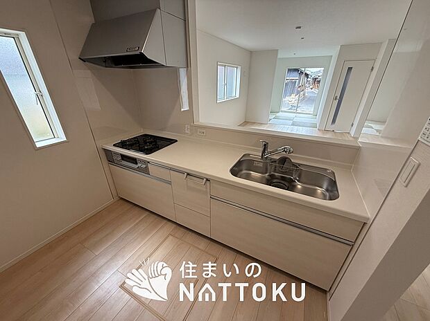 現地写真(キッチン)
収納たっぷりのシステムキッチン、浄水器付水栓を標準装備しています。