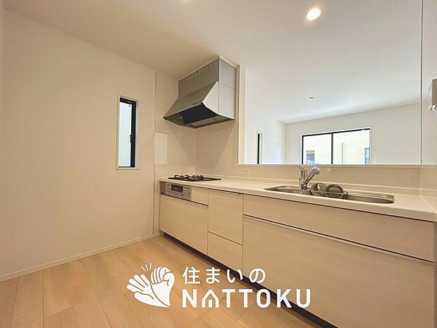 現地写真(キッチン)
収納たっぷりのシステムキッチン、浄水器付水栓を標準装備しています。