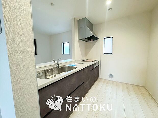 現地写真(キッチン)
収納たっぷりのシステムキッチン、浄水器付水栓を標準装備しています。