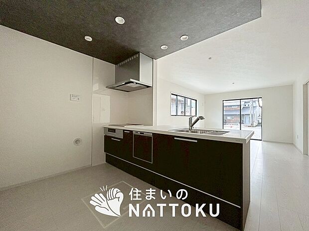 現地写真(キッチン)
収納たっぷりのシステムキッチン、浄水器付水栓を標準装備しています。