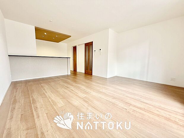 現地写真(リビング)
フローリング材には、木目、色調など木材特有の風合いがあり、ナチュラルな美しさになっています。