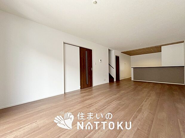 現地写真(リビング)
フローリング材には、木目、色調など木材特有の風合いがあり、ナチュラルな美しさになっています。