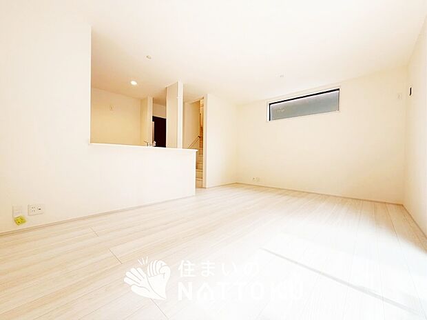 現地写真(リビング)
フローリング材には、木目、色調など木材特有の風合いがあり、ナチュラルな美しさになっています。