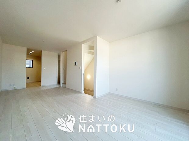 現地写真(リビング)
フローリング材には、木目、色調など木材特有の風合いがあり、ナチュラルな美しさになっています。