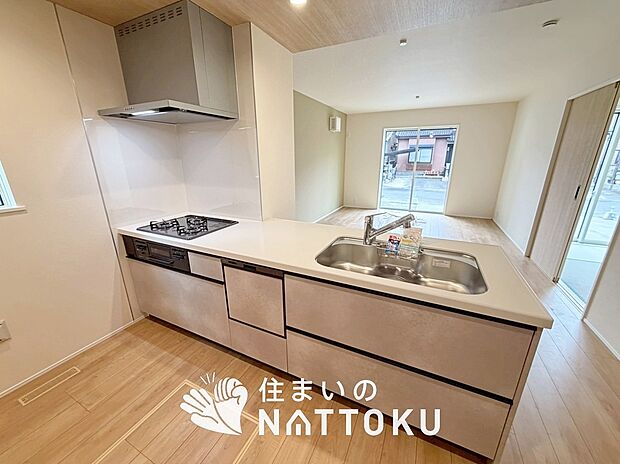 現地写真（キッチン）
収納たっぷりのシステムキッチン、浄水器付水栓を標準装備しています。
