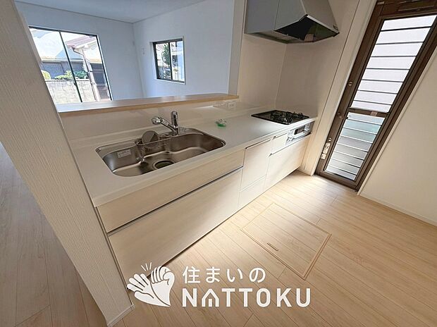 現地写真(キッチン)
収納たっぷりのシステムキッチン、浄水器付水栓を標準装備しています。