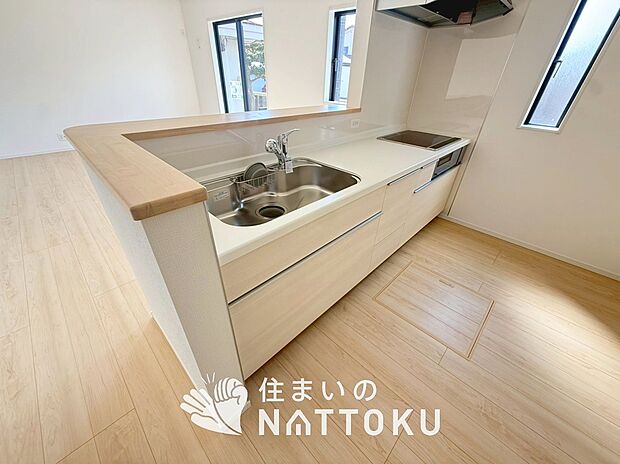 現地写真(キッチン)
収納たっぷりのシステムキッチン、浄水器付水栓を標準装備しています。