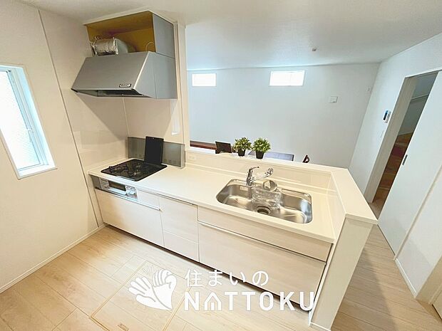 現地写真(キッチン)
収納たっぷりのシステムキッチン、浄水器付水栓を標準装備しています。