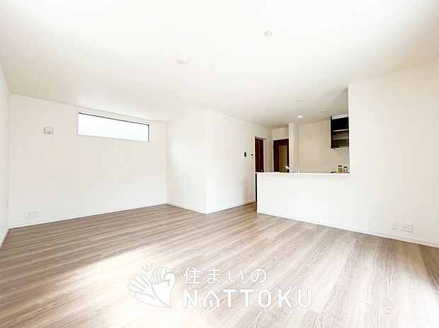 現地写真(リビング)
フローリング材には、木目、色調など木材特有の風合いがあり、ナチュラルな美しさになっています。