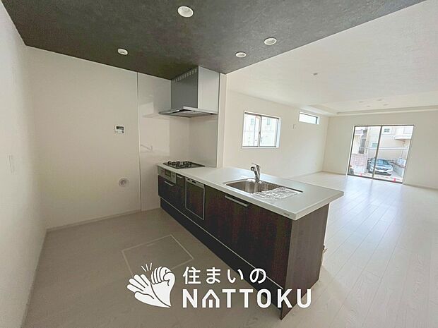 現地写真（キッチン）
収納たっぷりのシステムキッチン、浄水器付水栓を標準装備しています。
