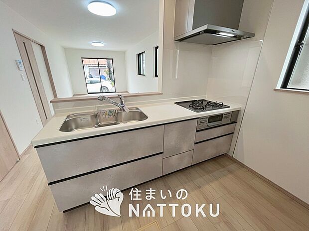 現地写真（キッチン）
収納たっぷりのシステムキッチン、浄水器付水栓を標準装備しています。
