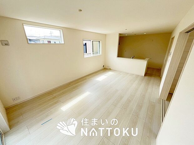 現地写真(リビング)
フローリング材には、木目、色調など木材特有の風合いがあり、ナチュラルな美しさになっています。