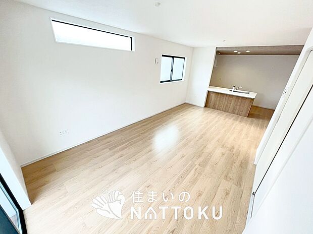 現地写真（リビング）
フローリング材には、木目、色調など木材特有の風合いがあり、ナチュラルな美しさになっています。
