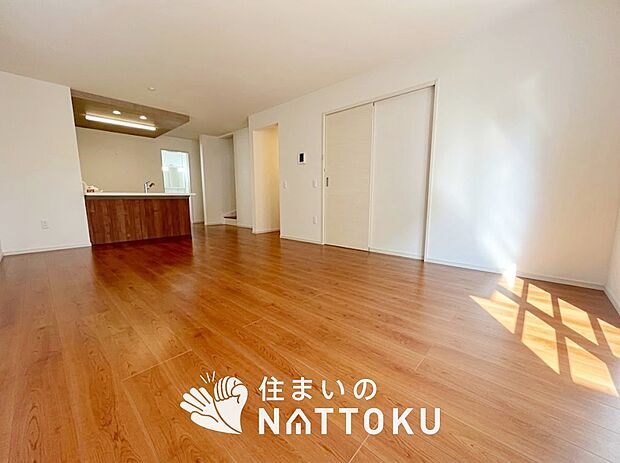 現地写真（リビング）
フローリング材には、木目、色調など木材特有の風合いがあり、ナチュラルな美しさになっています。