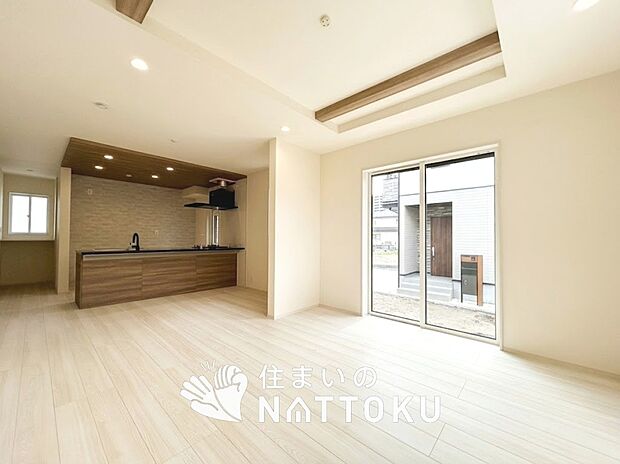 現地写真(リビング)
フローリング材には、木目、色調など木材特有の風合いがあり、ナチュラルな美しさになっています。