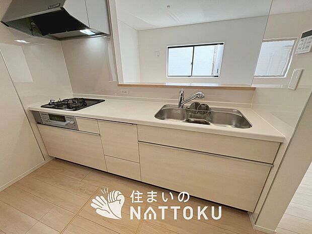 現地写真（キッチン）
収納たっぷりのシステムキッチン、浄水器付水栓を標準装備しています。
