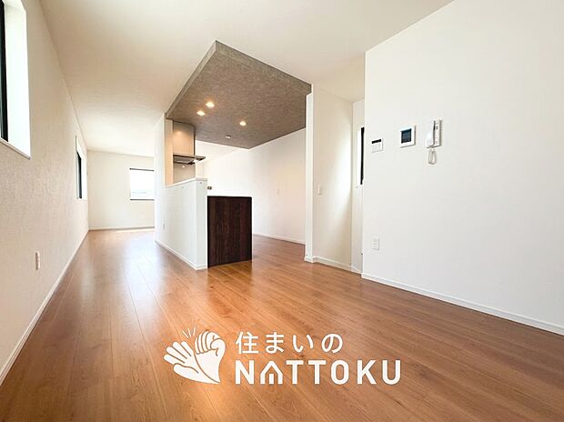 現地写真（リビング）
フローリング材には、木目、色調など木材特有の風合いがあり、ナチュラルな美しさになっています。
