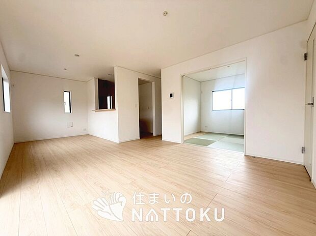 現地写真（リビング）
フローリング材には、木目、色調など木材特有の風合いがあり、ナチュラルな美しさになっています。
