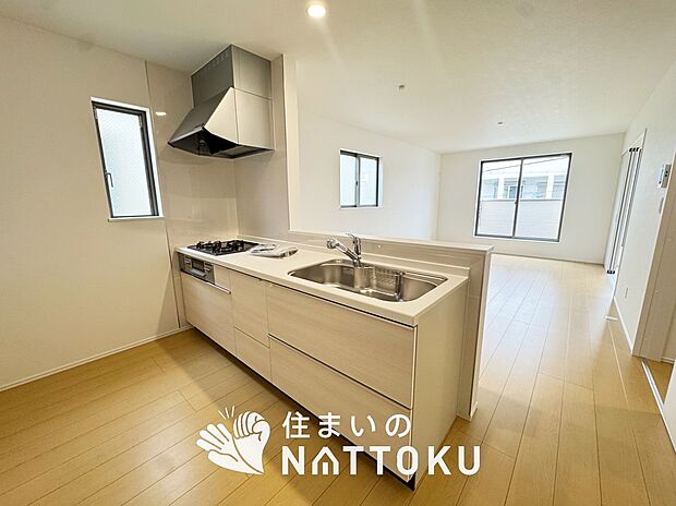 現地写真(キッチン)
収納たっぷりのシステムキッチン、浄水器付水栓を標準装備しています。