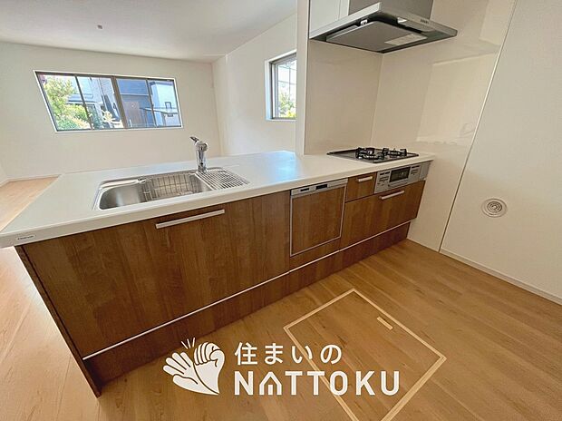 現地写真(キッチン)
収納たっぷりのシステムキッチン、浄水器付水栓を標準装備しています。