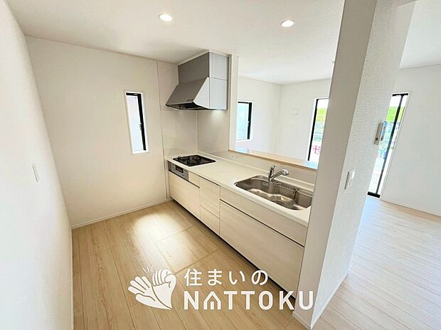 現地写真(キッチン)
収納たっぷりのシステムキッチン、浄水器付水栓を標準装備しています。