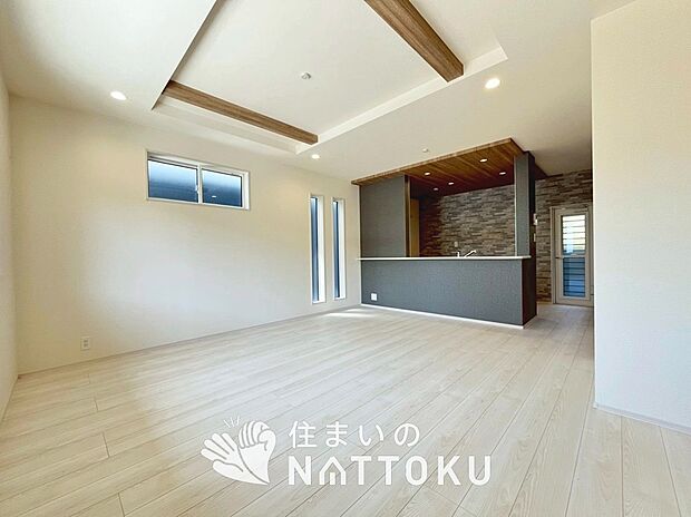 現地写真（リビング）
フローリング材には、木目、色調など木材特有の風合いがあり、ナチュラルな美しさになっています。
