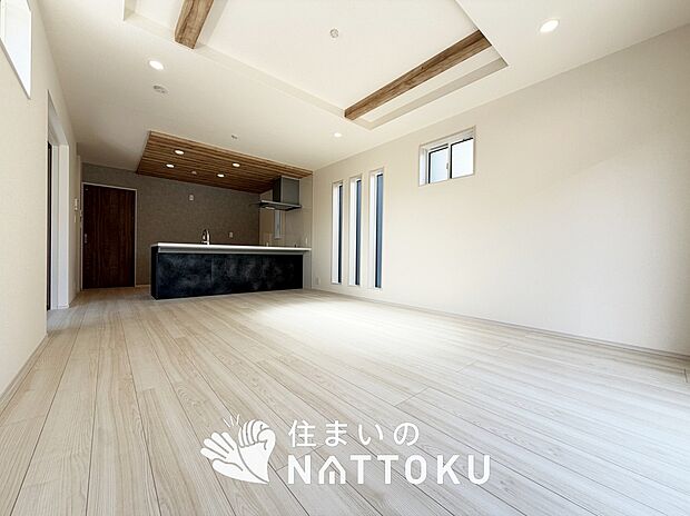 現地写真(リビング)
フローリング材には、木目、色調など木材特有の風合いがあり、ナチュラルな美しさになっています。