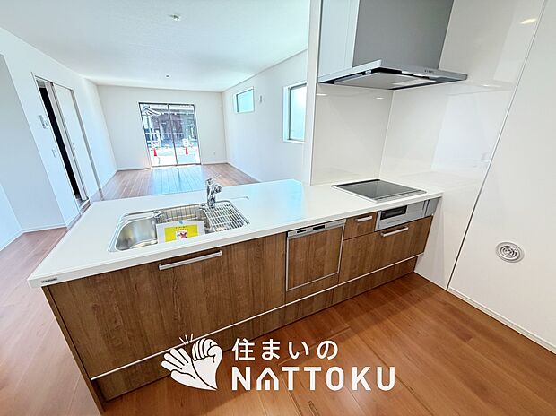 現地写真（キッチン）
収納たっぷりのシステムキッチン、浄水器付水栓を標準装備しています。
