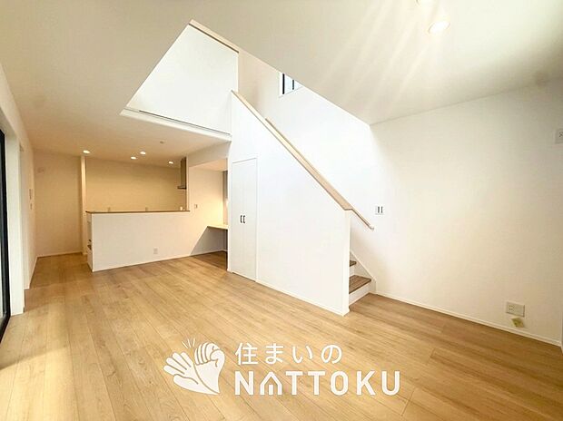 現地写真（リビング）
フローリング材には、木目、色調など木材特有の風合いがあり、ナチュラルな美しさになっています。
